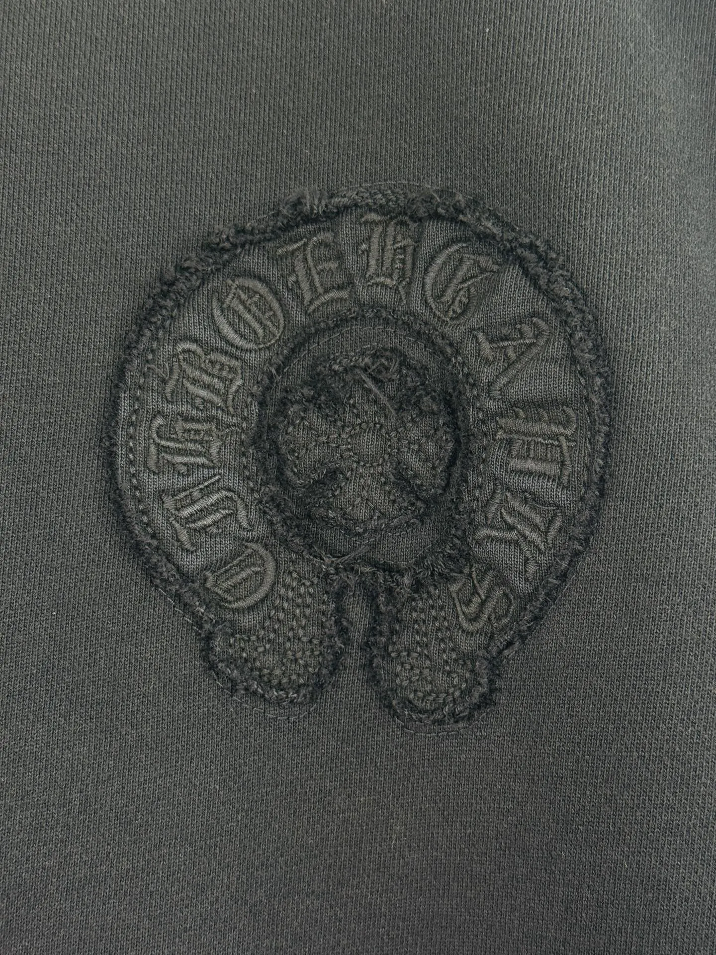 P280 top version, real shot without P, ​​different from market currency) 𝗖𝗵𝗿𝗼𝗺𝗲 𝗛𝗲𝗮𝗿𝘁𝘀/Cro Heart 2025 washed patch embroidery autumn and winter new original single counter American laser burnt 3D three-dimensional color embroidery couple casual sweatshirt 👑The highest version! Customized fabric 430g tripe terry fabric! American acid-washed and distressed original fabric laser burnt ✟appliqué embroidery and exquisite embroidery of letters! The best-selling model in the counter, very comfortable to wear. Accessories: original molded and authenticated collar label➕100% silk wash label. Genuine purchase-grade original hangtag➕matching hanging rope➕3D hanging beads➕original packaging bag. Craftsmanship: The original version has consistent wiring! The highest version of the armhole matching technique! Color: Pink Black Green Size: S M L XL Style Number: 25-377
